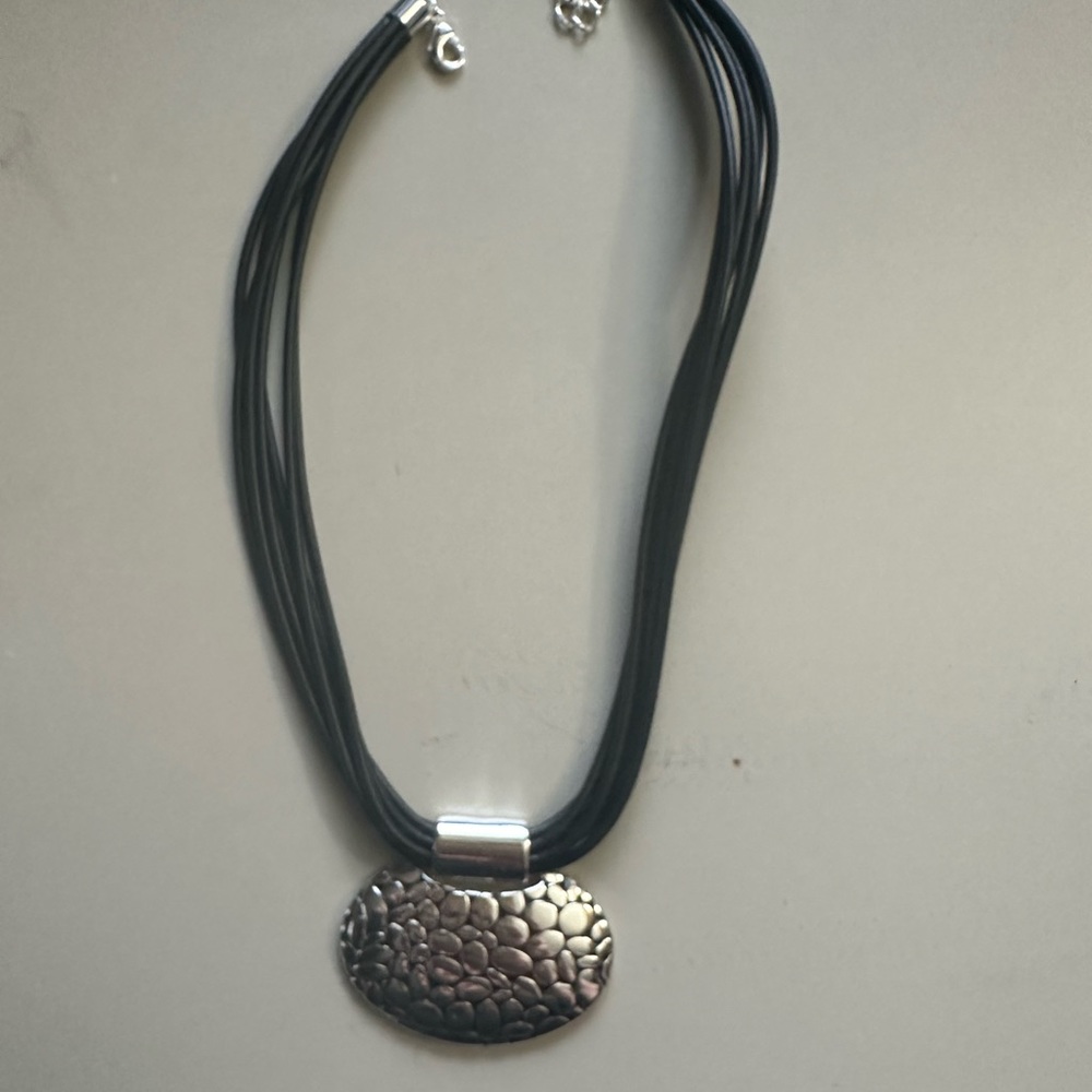 Silver pendant choker